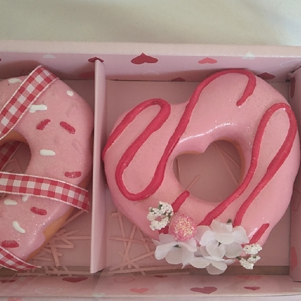 D- NWT Pink and White Heart-Shaped Resin Decor Set - Picture 7 of 9